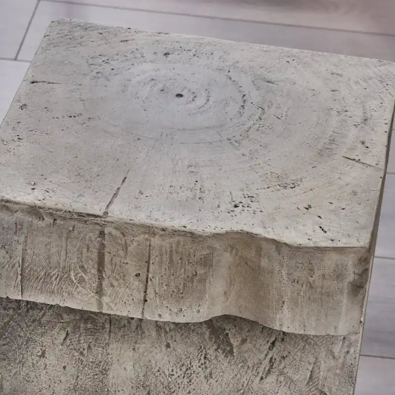 Moderner hellgrauer Beistelltisch aus Beton mit skulpturalem Design