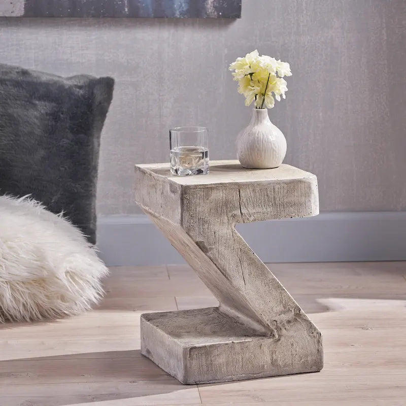 Moderner hellgrauer Beistelltisch aus Beton mit skulpturalem Design