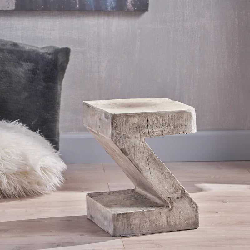 Moderner hellgrauer Beistelltisch aus Beton mit skulpturalem Design