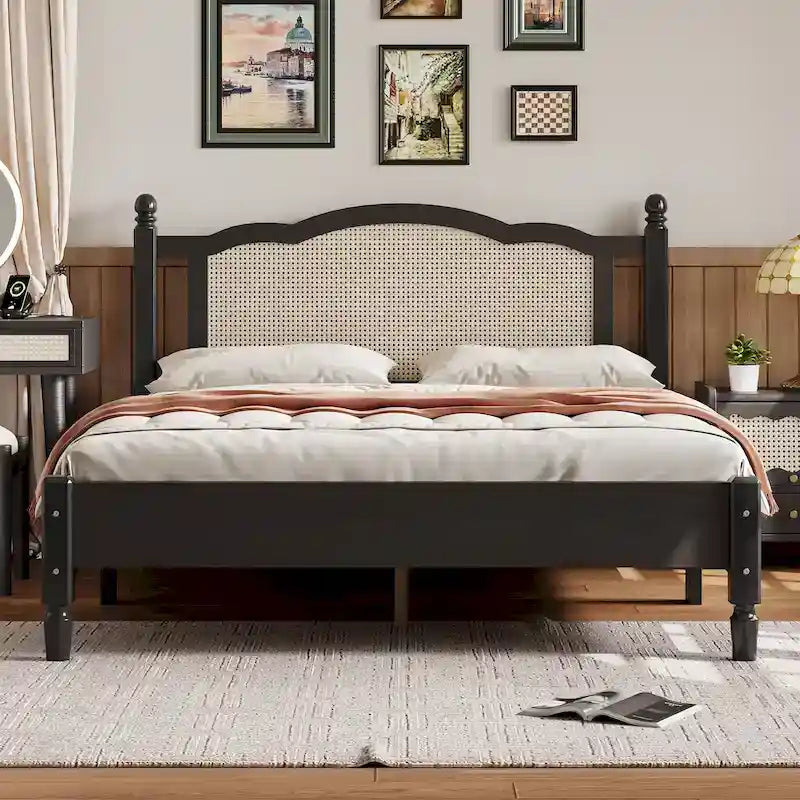 Vintage-Holzbett in Queensize mit Rattan-Kopfteil und Lattenrost