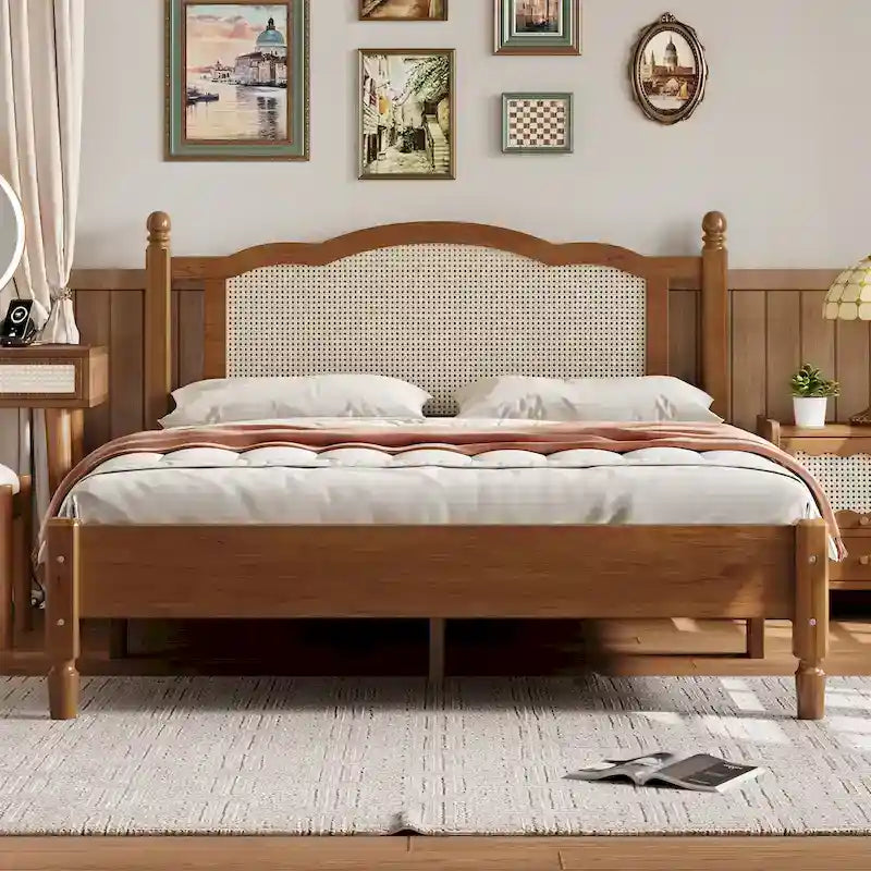 Vintage-Holzbett in Queensize mit Rattan-Kopfteil und Lattenrost
