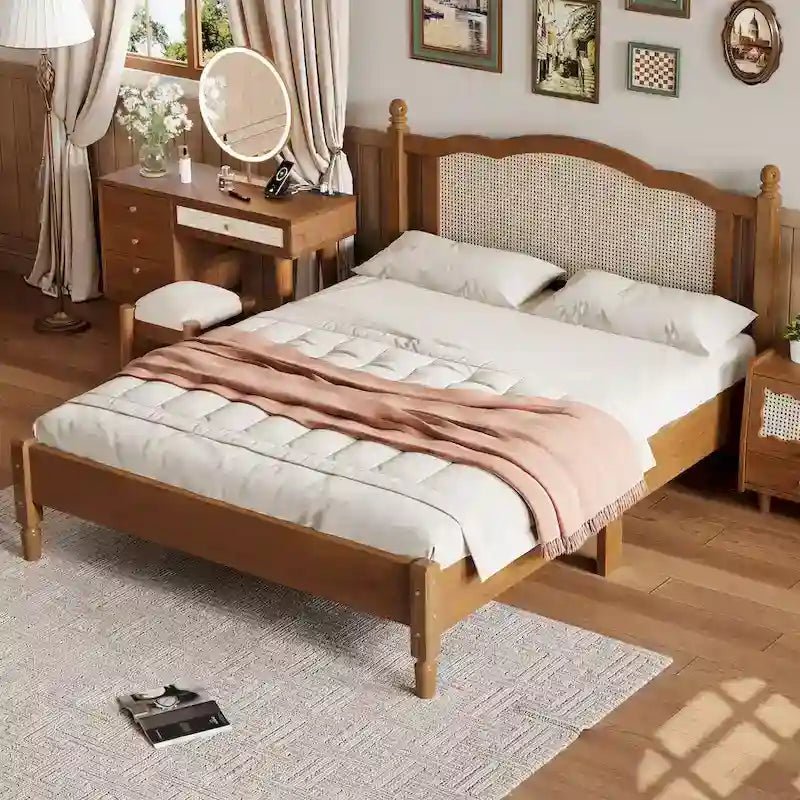 Vintage-Holzbett in Queensize mit Rattan-Kopfteil und Lattenrost