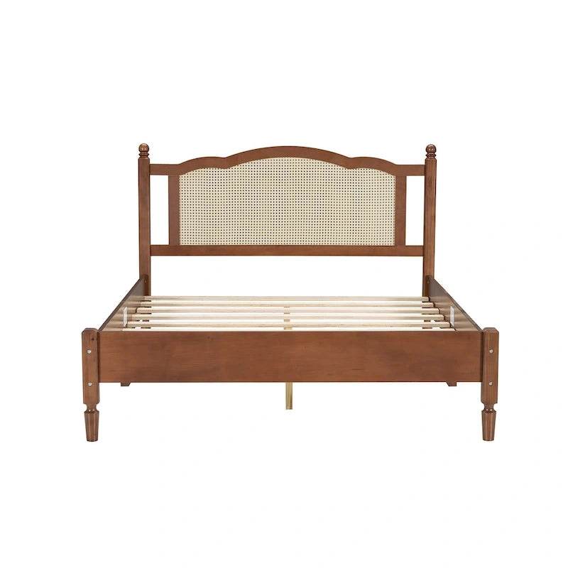 Vintage-Holzbett in Queensize mit Rattan-Kopfteil und Lattenrost
