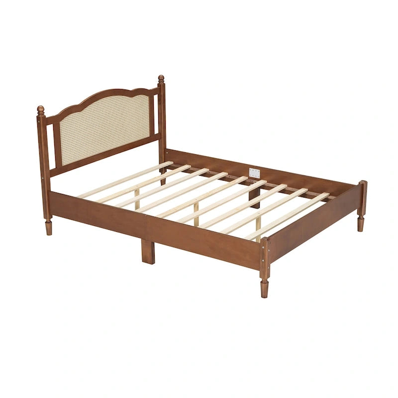 Vintage-Holzbett in Queensize mit Rattan-Kopfteil und Lattenrost