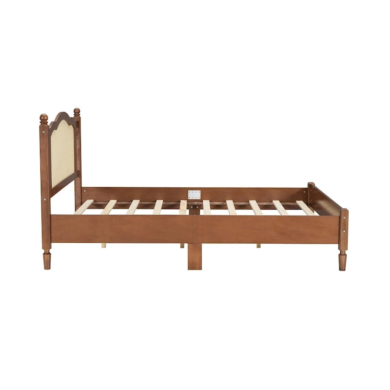 Vintage-Holzbett in Queensize mit Rattan-Kopfteil und Lattenrost