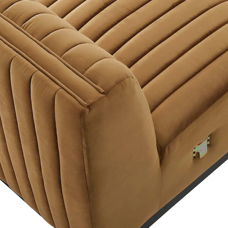 Fauteuil sans accoudoirs Conjure capitonné à canaux en velours haute performance